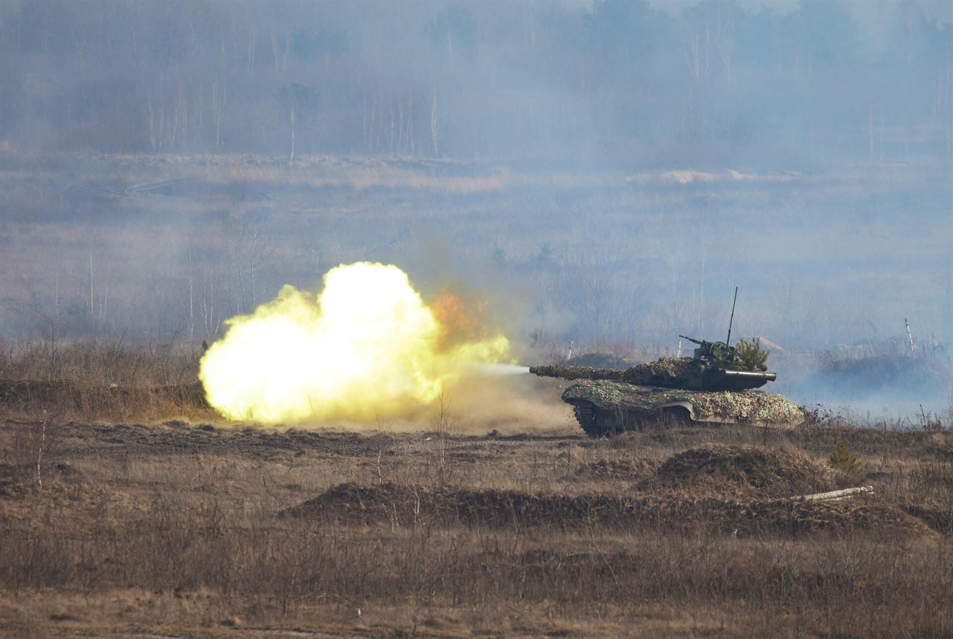 Tactical exercises at a shooting range near Rivne, Ukraine, on February 16, 2022. (EFE).