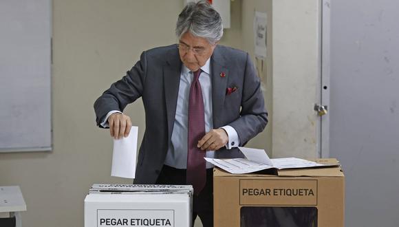 El presidente de Ecuador, Guillermo Lasso, vota para la jornada de elecciones generales, en Guayaquil, Ecuador, el 20 de agosto de 2023. (Foto de Mauricio Dueñas Castañeda / EFE)