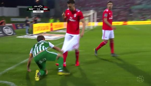 Fabio Coentrao bajó los pantalones a un rival del Benfica. (Captura: YouTube)