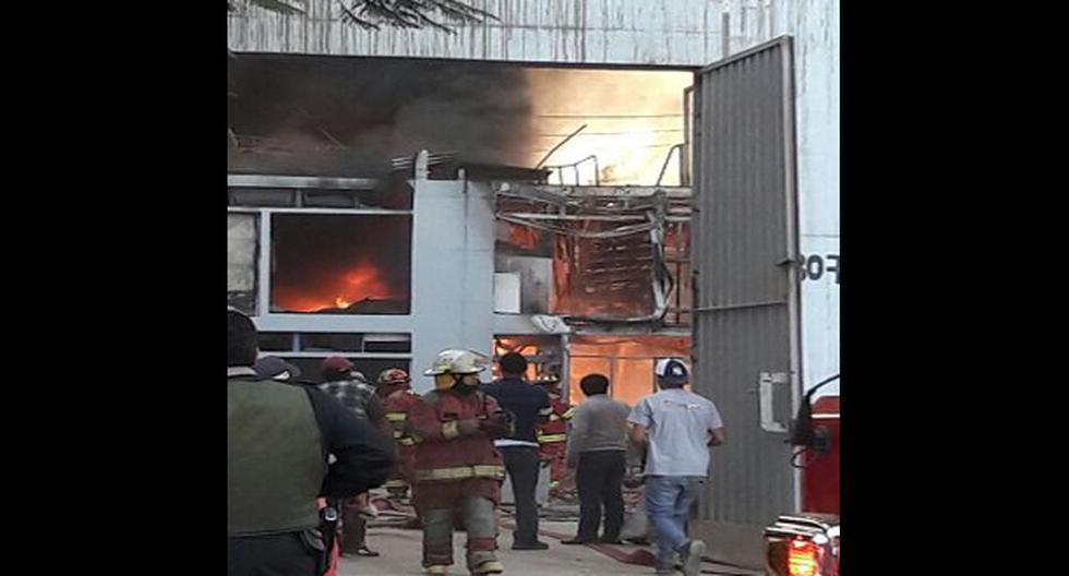Incendio en una fábrica de thinner. (Foto: Twitter / @CGBVP_Oficial)