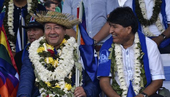 El presidente de Bolivia Luis Arce y el expresidente (2006-2019) Evo Morales, en Ivirgarzama, en la provincia rural cocalera de Chapare, departamento de Cochabamba, en el centro de Bolivia, el 26 de marzo de 2023. (Foto de Aizar RALDES / AFP)