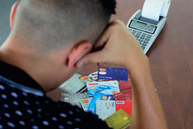 Creer que lo sabe todo: esto puede poner en peligro un ahorro e incluso ocasionar que se pierda todo lo ahorrado. Por esta razón, es ideal que se consulte a un experto, de modo que usted pueda estar mejor informado. Esto le ayudará a tomar decisiones informadas sobre dónde es más conveniente depositar sus ahorros. (Foto: CRhoy.com)