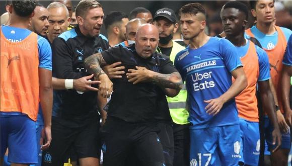 Jorge Sampaoli siendo calmado por sus jugadores en el Niza vs. Olympique Marsella.