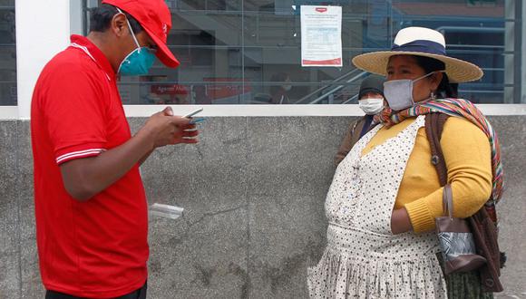 De acuerdo a las modalidades asignadas, las familias beneficiadas con el bono podrán acercarse a cobrar según la fecha establecida (Foto: AFP)