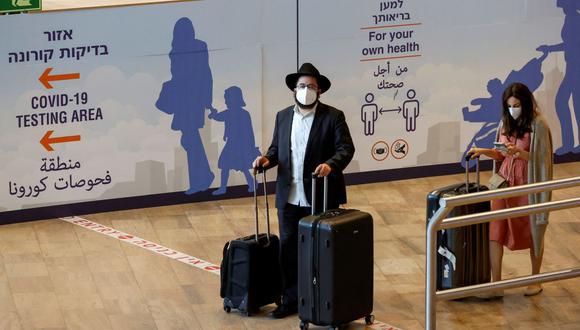 Israelíes y turistas vacunados contra el coronavirus llegan al aeropuerto Ben Gurion de Israel el 23 de mayo de 2021, después de una reapertura parcial de la frontera. (JACK GUEZ / AFP).