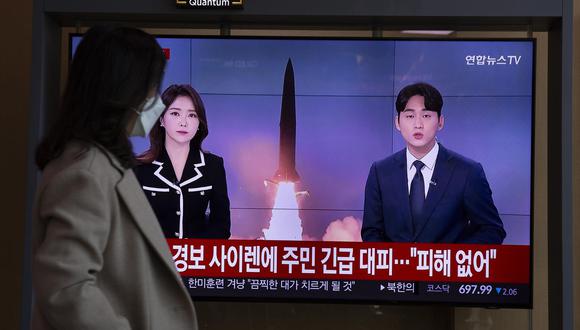 Una mujer mira las noticias en una estación en Seúl, Corea del Sur, el 2 de noviembre de 2022. (EFE/EPA/JEON HEON-KYUN).