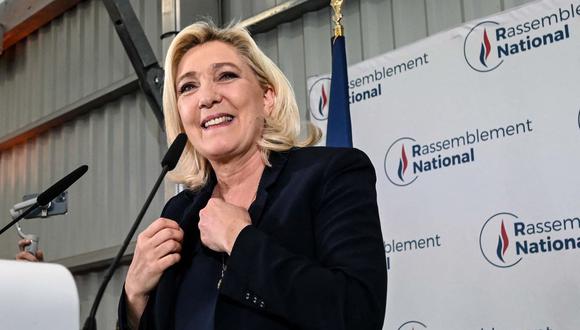 La líder del partido francés de extrema derecha Agrupación Nacional, Marine Le Pen, pronuncia un discurso después de los primeros resultados de las elecciones parlamentarias en Francia. (DENIS CHARLET / AFP).