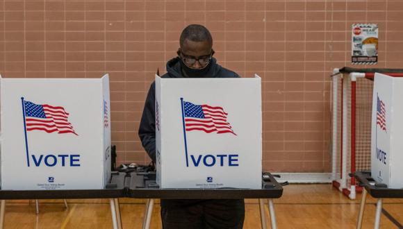 Un residente emite su voto el 3 de noviembre de 2020 en la Escuela Primaria Eisenhower en Flint, Michigan. (Foto: Seth Herald / AFP).