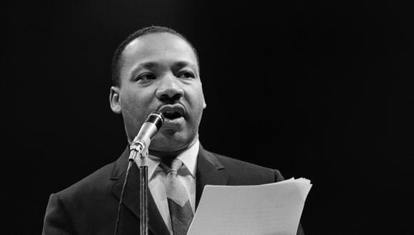 El clérigo estadounidense y líder de los derechos civiles Martin Luther King, pronuncia un discurso el 28 de marzo de 1966 en el Palacio de Deportes de París. (Foto de AFP)
