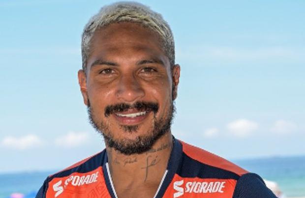 Paolo Guerrero posó con la camiseta de César Vallejo. 