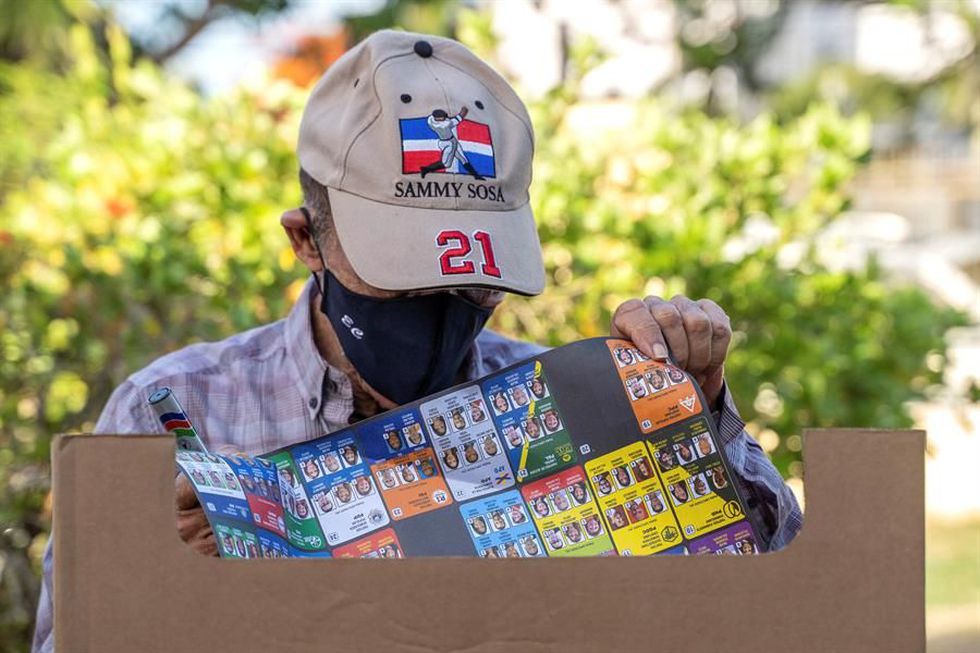 Un hombre protegido con mascarilla facial vota en Santo Domingo. (EFE/ Francesco Spotorno).