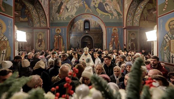La gente asiste a un servicio de oración de Nochebuena en la Catedral de las Cúpulas Doradas de San Miguel en Kiev, Ucrania, el 24 de diciembre de 2023 | Foto: EFE/EPA/OLEG PETRASYUK
