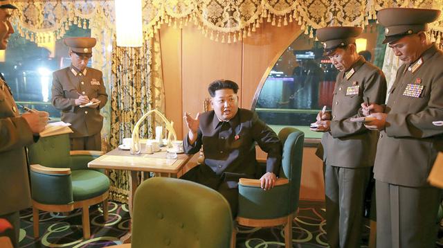 ¿Por qué estos hombres anotan cada palabra de Kim Jong-un? - 2