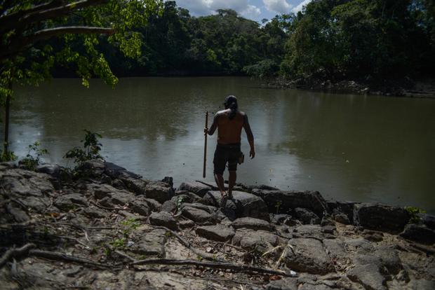 Líder indígena de la comunidad Kayapó a orillas del río en territorio Baú, Pará, Brasil. Foto: Karina Iliescu / Global Witness.
