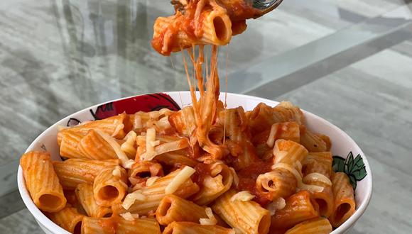 Pasta de tomate con queso.