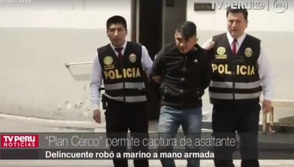 Víctor Eduardo Vilela Manrique (29) y sus cómplices, a bordo de un automóvil color plomo, intervinieron y golpearon en la cabeza a su víctima para robarle sus pertenencias. De inmediato, fugaron. (TV Perú)