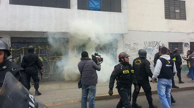 Fotos: policías y manifestantes se enfrentan en corredor azul - 5