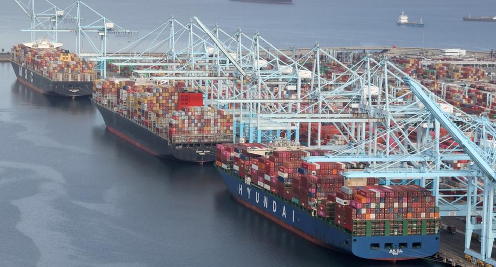 Decenas de buques con contenedores han estado esperando para descargar sus mercancías en puertos estadounidenses.