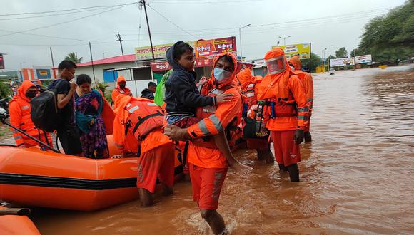 Fotografía de ayer en la que se ve al personal de la Fuerza Nacional de Respuesta a Desastres rescatar a personas varadas en las inundaciones en Kolhapur, en el estado occidental indio de Maharashtra. (Foto: AP)