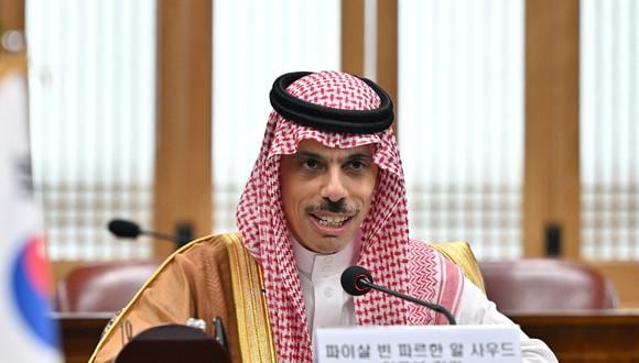 El Ministro de Relaciones Exteriores de Arabia Saudita, el Príncipe Faisal bin Farhan, habla durante una reunión con el Ministro de Relaciones Exteriores de Corea del Sur, Park Jin, en el Ministerio de Relaciones Exteriores, en Seúl, el 20 de julio de 2022. (Foto de JUNG YEON-JE / POOL / AFP)