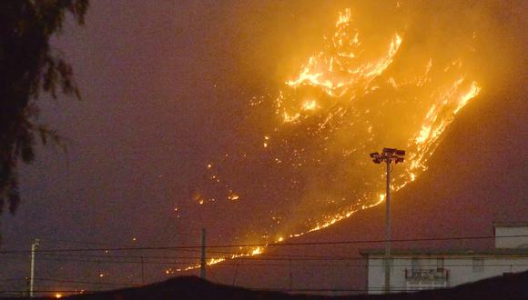 Un gran incendio que se extiende por las colinas en el área de Monte Grifone y la ciudad de Ciaculli alrededor de Palermo, Sicilia. (Foto de STRINGER / ANSA / AFP)