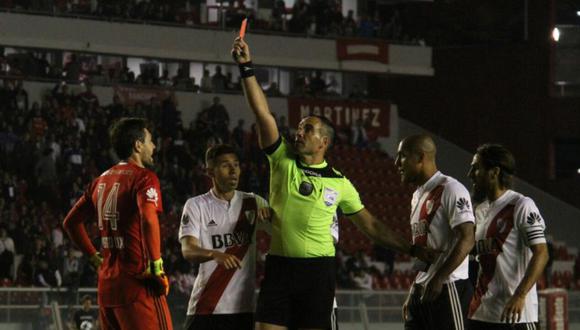 River Plate: Germán Lux y el insólito error que le costó la roja (Foto: AFP)