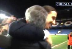 Mourinho y su abrazo con Ibrahimovic tras el Chelsea vs PSG 