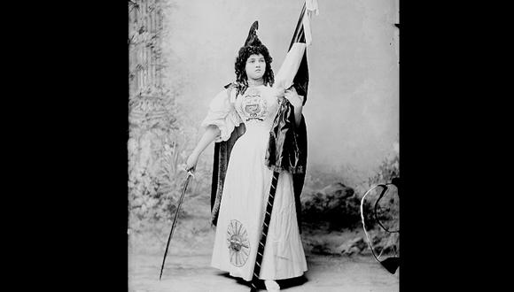 Es emblemática la imagen de Sofía Dorca vestida como la patria . La foto, tomada por Eugenio Courret, data de las Fiestas Patrias de 1897. (Foto cortesía de la Biblioteca Nacional del Perú. Archivo Courret)