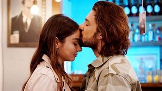 Alp Navruz y Ayça Ayşin Turan: primeras fotos oficiales de los actores de “Ada Masali” como novios