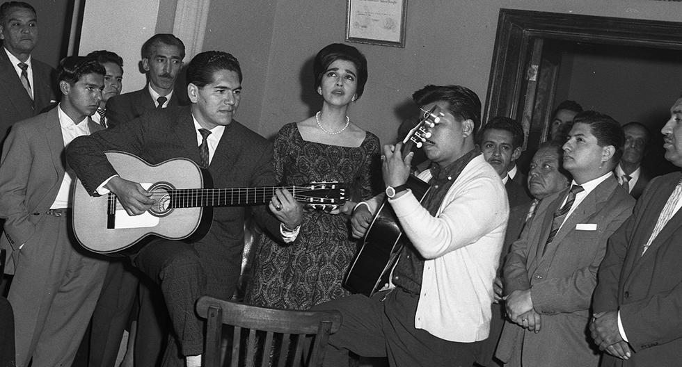 Lima, 23 de mayo de 1961.  Alicia Maguiña con el guitarrista “El Carreta” Jorge Pérez, celebrando los 25 años de la muerte de Felipe Pinglo Alva, en el centro musical de su nombre en Barrios Altos. (Foto: GEC Archivo Histórico)
