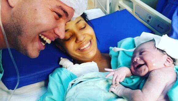 Una pareja brasileña vivió un momento mágico durante el nacimiento de su hija. Solo algunos segundos después de nacer, la pequeña Antonella le obsequió a sus padres una adorable sonrisa. (Foto: Instagram)