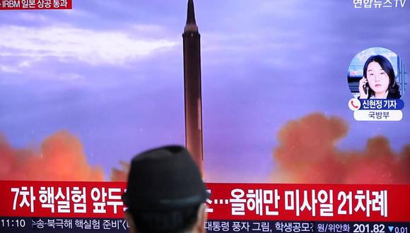 Un hombre en Seúl viendo las noticias del último lanzamiento de un misil norcoreano. (REUTERS).