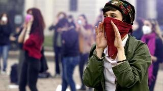 Cientos de personas protestan por salida de Turquía de tratado sobre protección de mujeres