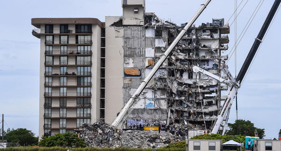 El derrumbe del edificio Champlain Towers South, en Surfside, Florida, dejó 98 personas muertas. (CHANDAN KHANNA / AFP).