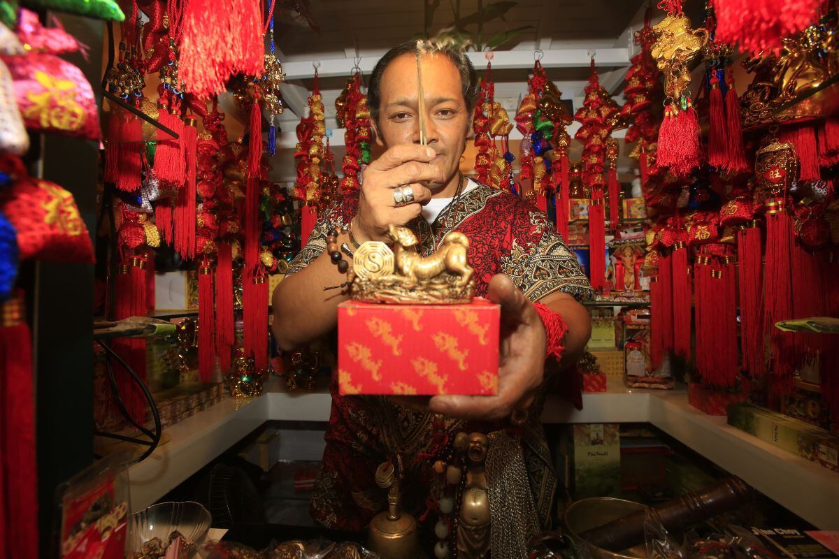 El mundo místico y las cábalas son muestras de la cultura china que se conservan en este lado de la ciudad.