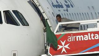 "Piratas aéreos" se rinden tras secuestrar avión libio en Malta