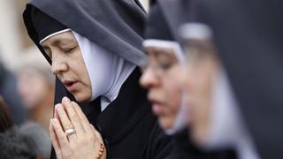 Revista del Vaticano dice que cardenales y obispos tratan a monjas como sirvientas