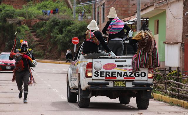 Rakus vigilan que se cumpla el aislamiento social en Cusco. Estos personajes sirven de apoyo para el Ejército, el Serenazgo y la Policía (Foto: Melissa Valdivia).