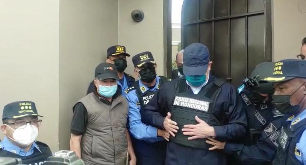 Juan Orlando Hernández fue detenido por la policía el martes y era trasladado esposado de pies y manos, mostraron imágenes de la televisión local. (Foto: Policía de Honduras vía AFP)