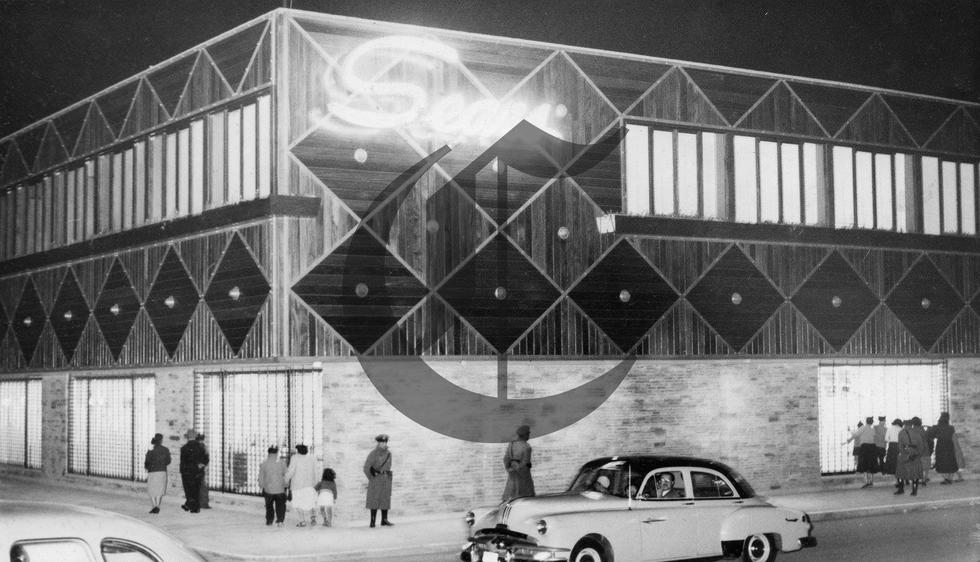 En 1989 Sears culminó por vender su participación a la entonces colombiana Saga, que luego fue comprada por la chilena Falabella. Por ello, algunos locales que hoy hoy ocupa Falabella fueron a antes de Sears.
