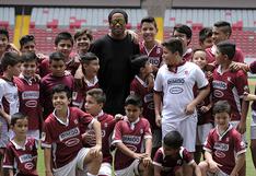 Ronaldinho se inmortaliza junto a niños de Costa Rica 