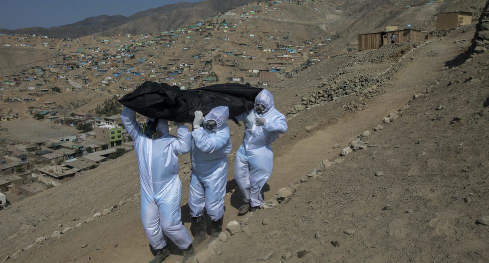 Los cerros de Pachacamác son testigos, un 8 de mayo, del desolador desenlace de la infección. Los cargadores, migrantes venezolanos dispuestos a trabajar, decían rezar para no contagiarse. (AP)