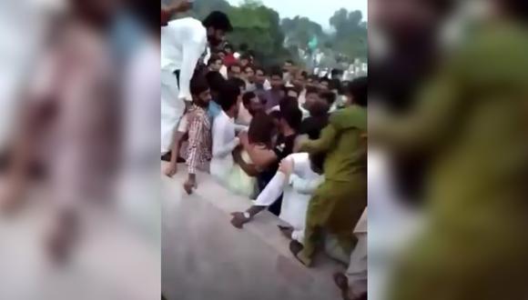 La policía de Pakistán ya ha abierto investigaciones contra 400 hombres que agredieron a la mujer, que estaba grabando videos para TikTok durante su estancia en el lugar. (Captura de video/Twitter).