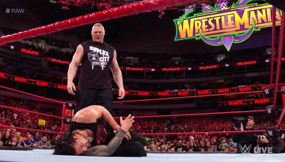 WWE RAW: Brock Lesnar atacó con una silla a Roman Reigns. (Foto: WWE)