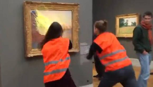 Activistas lanzan puré de papas contra el cuadro “Los almiares” de Monet en Alemania. (Captura de video).