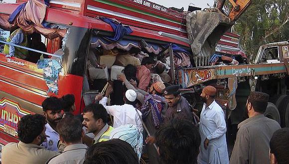 Pakistán: Choque de ómnibus con tráiler deja 42 muertos