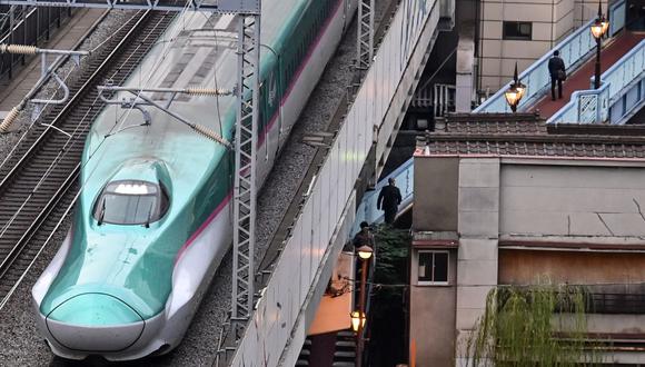 Un tren bala en la estación de Tokio, en Japón, el 22 de octubre de 2020. (Charly TRIBALLEAU / AFP).
