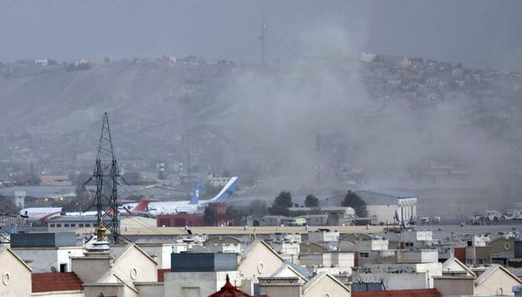El humo sale de una explosión mortal fuera del aeropuerto en Kabul, Afganistán, el jueves 26 de agosto de 2021. (Foto AP / Wali Sabawoon).