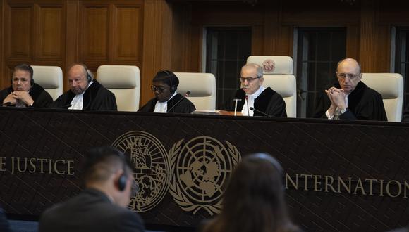 El juez Nawaf Salam (segundo por la derecha), preside una sesión de la Corte Internacional de Justicia en La Haya, Holanda, el 30 de abril de 2024, por un caso presentado por México contra Ecuador por la incursión en su embajada en Quito. (Foto AP/Peter Dejong)