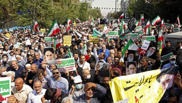 Los iraníes marchan durante una manifestación a favor del hiyab en la capital, Teherán, el 23 de septiembre de 2022. (Foto de AFP)